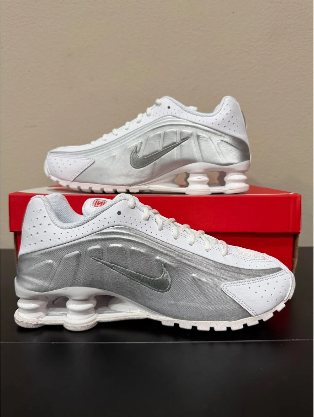 Size 6Y/7.5 Women - Nike Shox R4 GS “White Metallic Silver” 2025 - Picture 2 of 6
